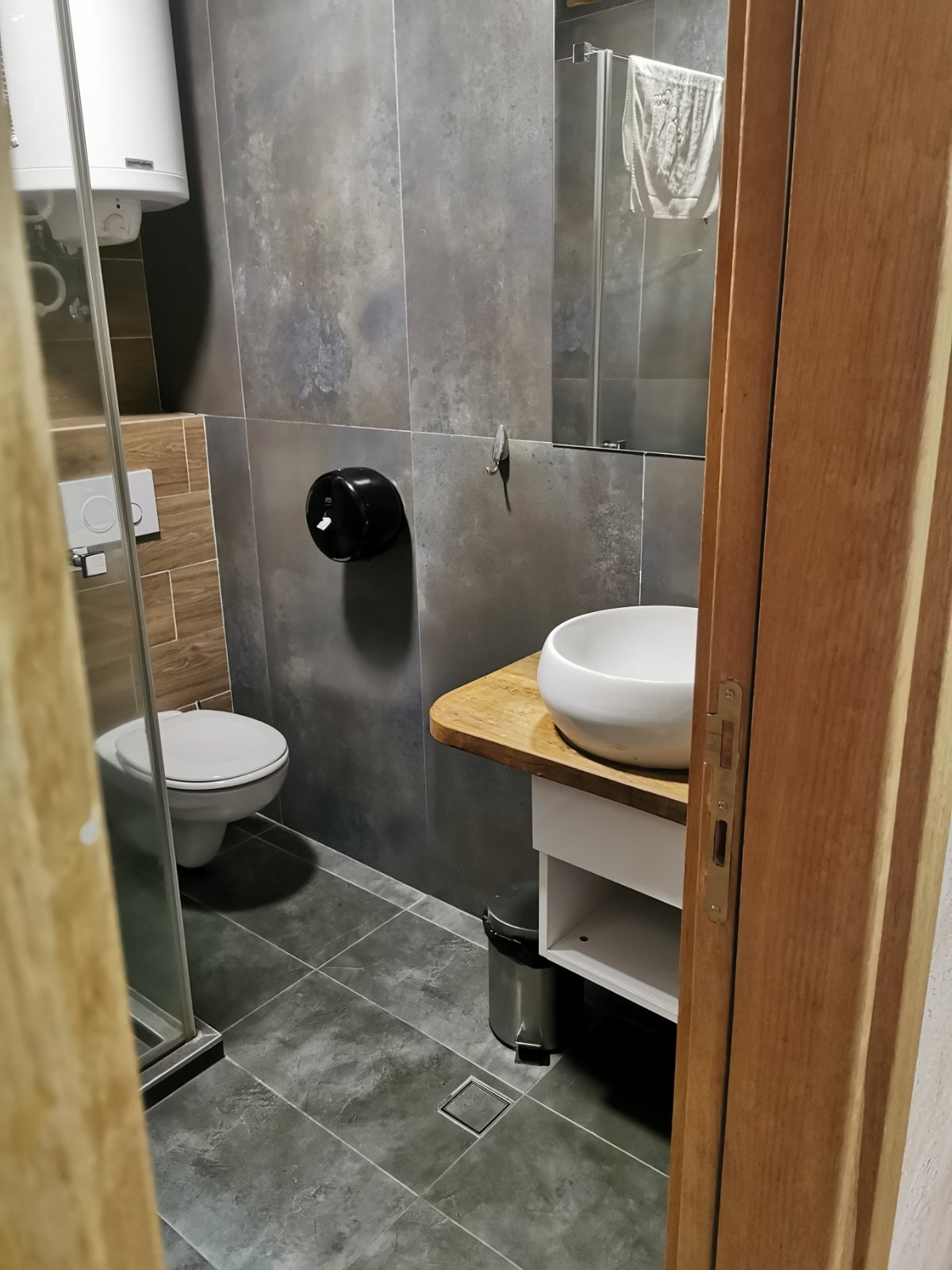 Prodajem kucu i apartman-kompleks Chalet