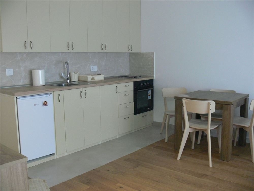 Izdajem nov dvosoban stan na Autokomandi