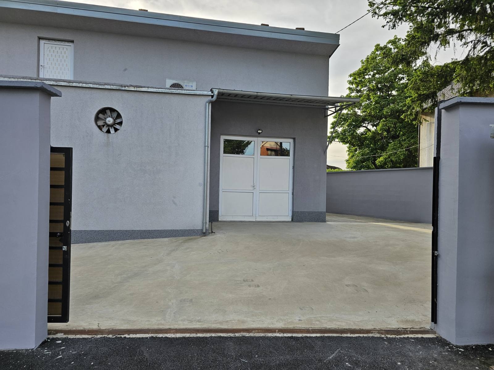 Izdajem ili prodajem poslovni prostor-Vodanj