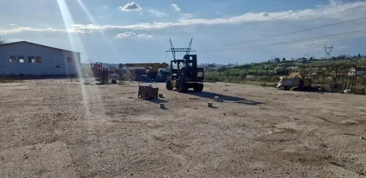 Izdaje se hala sa placem-Vozdovac,selo Rakovica