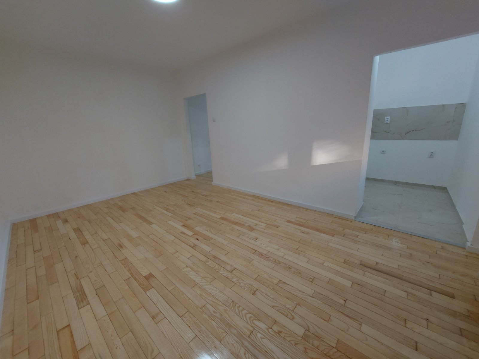 Prodajem dvoiposoban stan Novi Sad-Rotkvarija