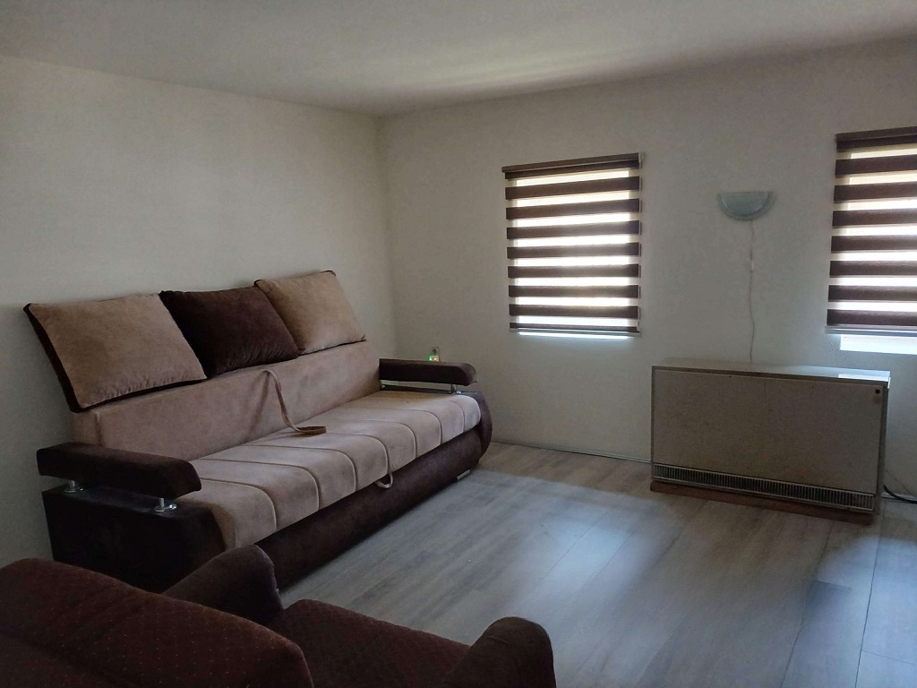 Prodajem polovinu kuce sa sopstvenim dvoristem