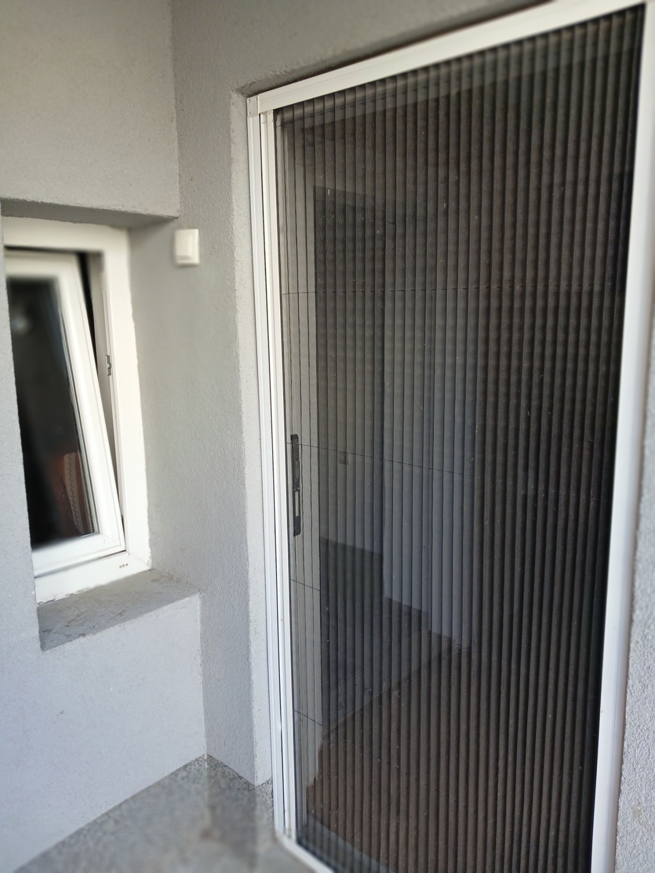 Prodajem polovinu kuce sa sopstvenim dvoristem