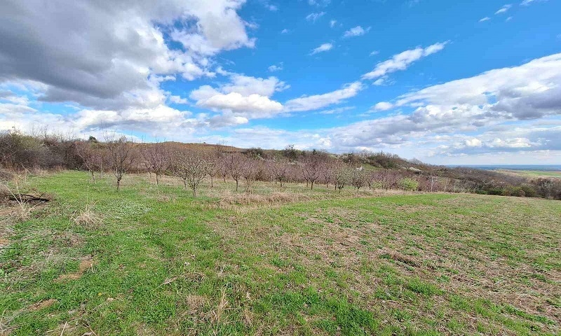 Prodajem plac-zemlju LUX zona