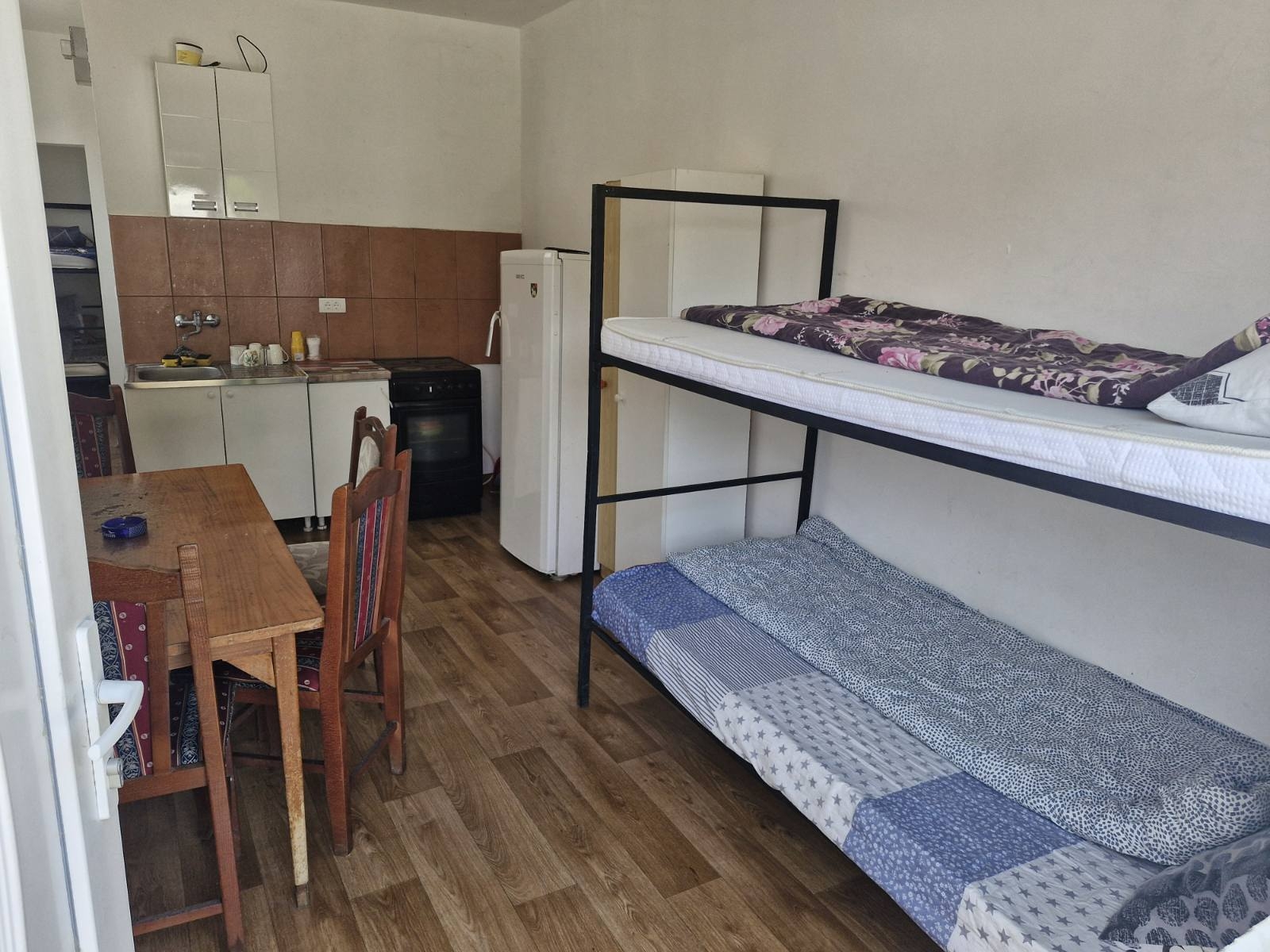 Izdajem smestaj za radnike-Dobanovci