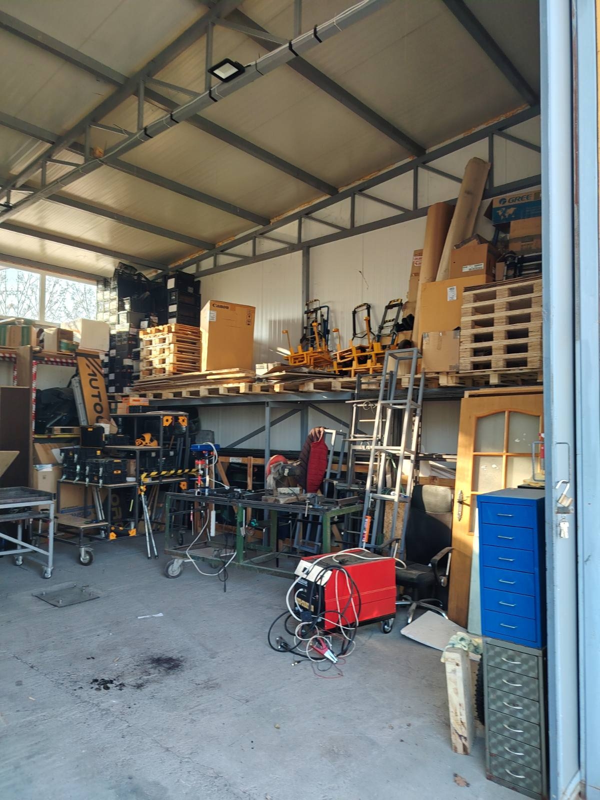 Izdajem magacinski prostor