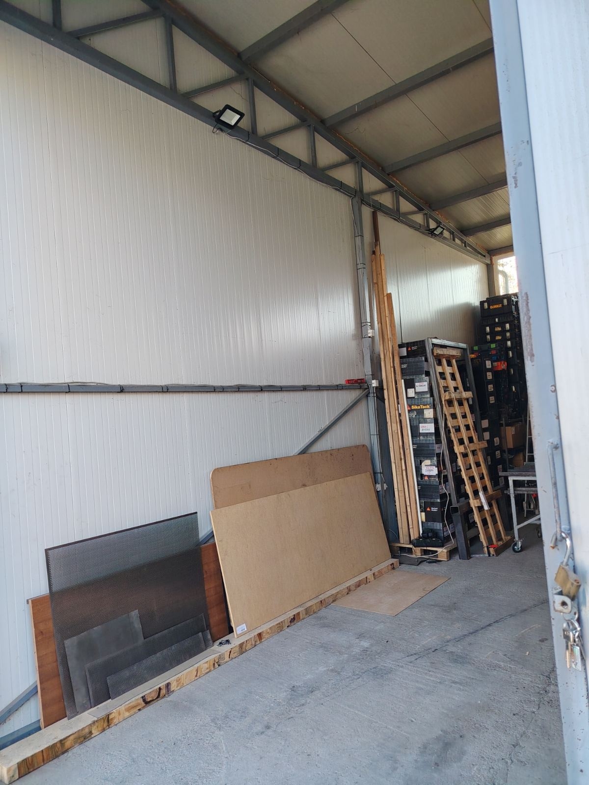 Izdajem magacinski prostor