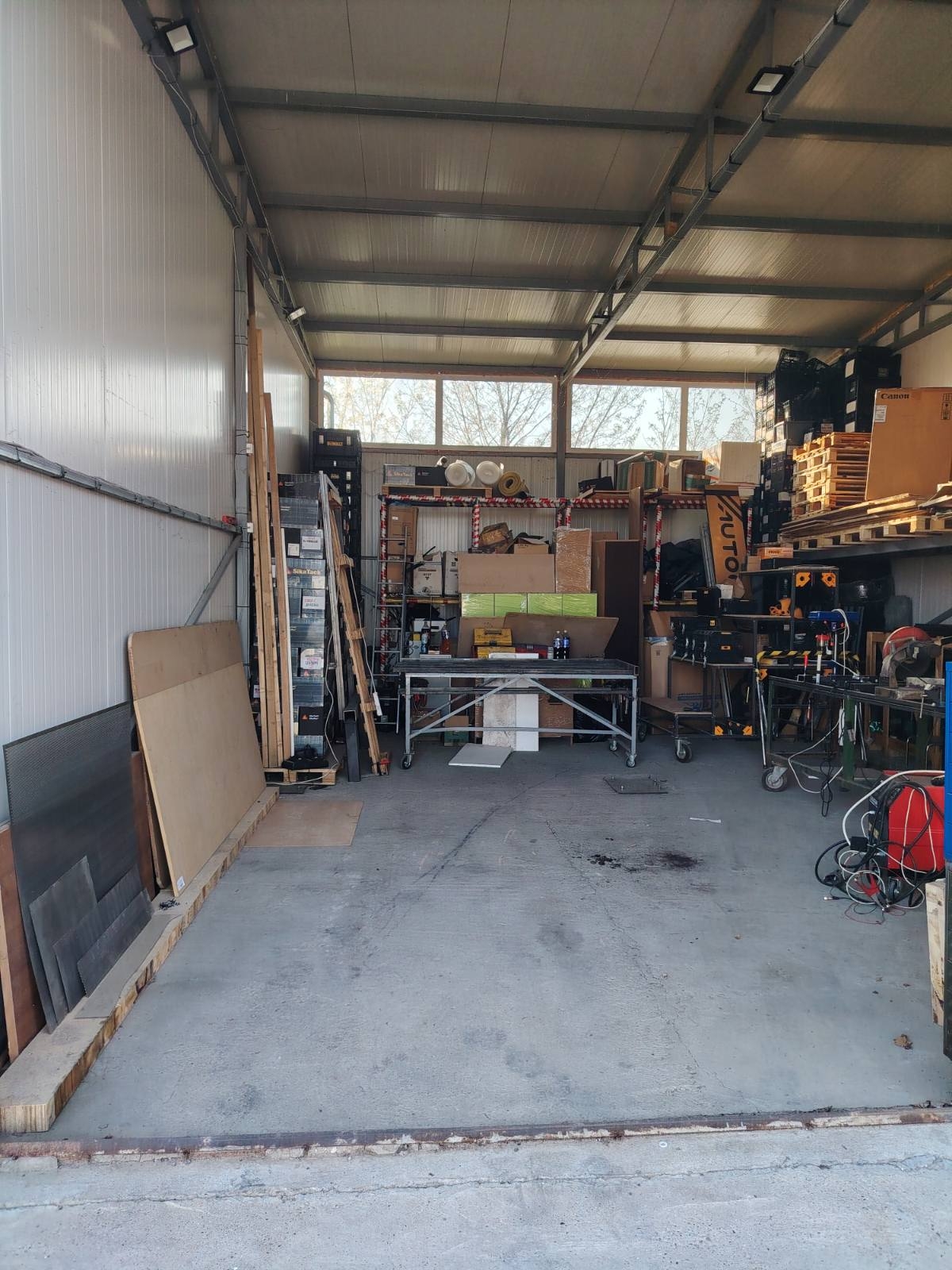 Izdajem magacinski prostor