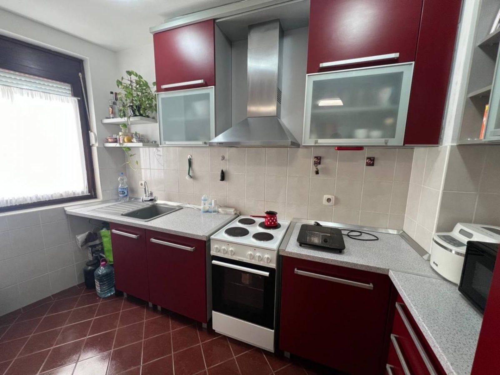 Fantastican trosoban uknjizen stan u Novom Sadu