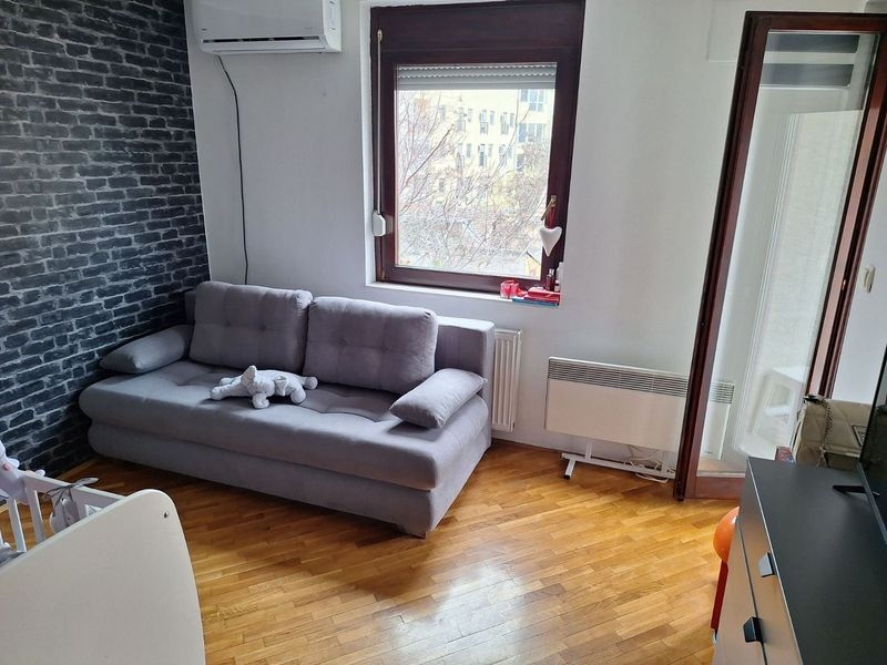 Fantastican trosoban uknjizen stan u Novom Sadu