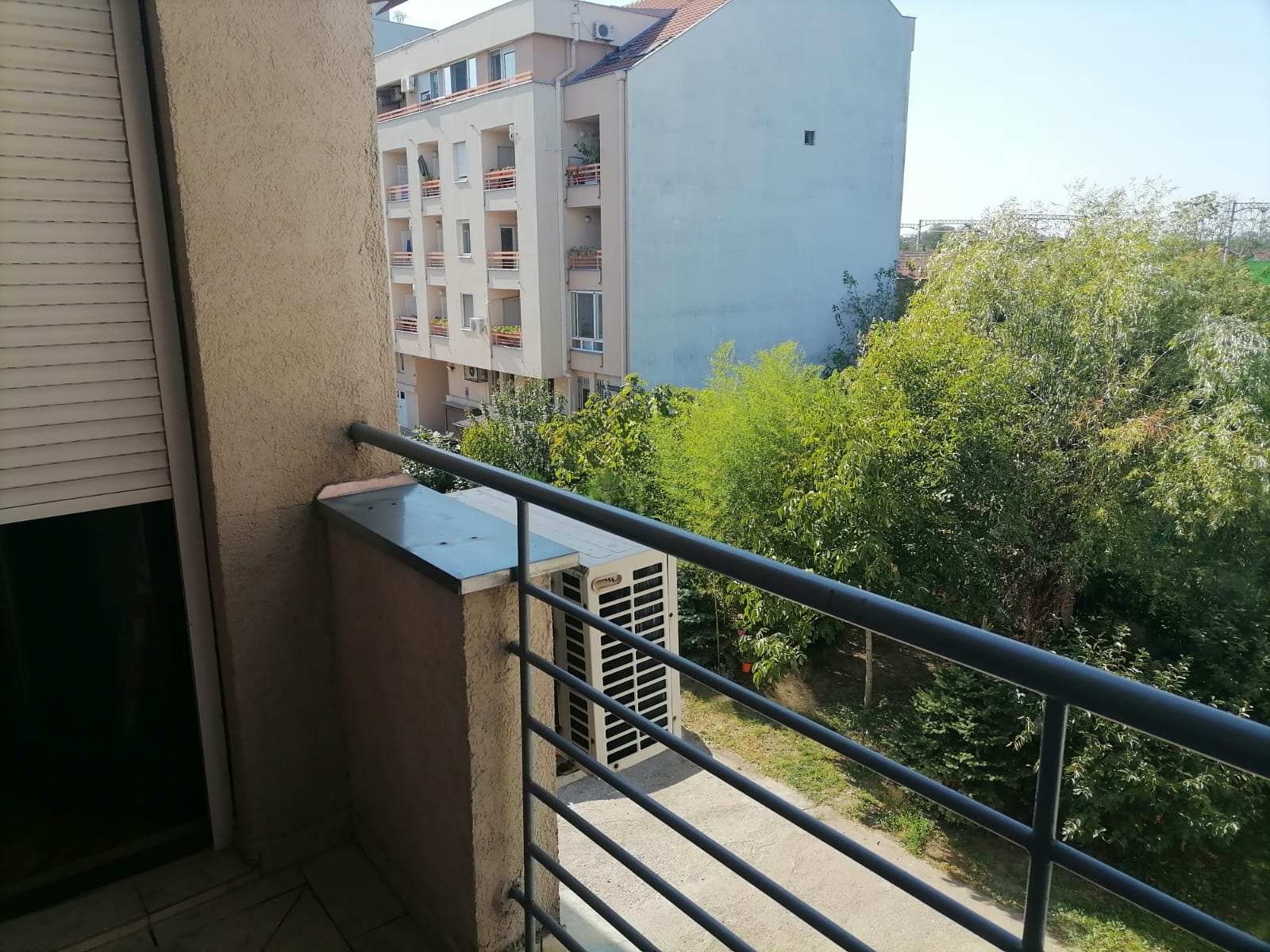 Fantastican trosoban uknjizen stan u Novom Sadu