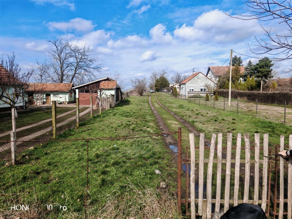 Plac sa izlazom na dve ulice