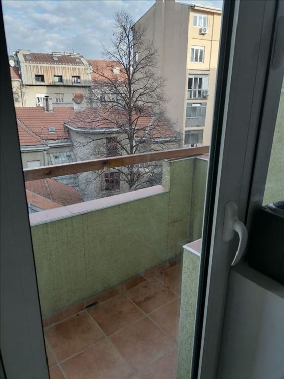 Izdajem komforan dvosoban stan kod Djeram pijace