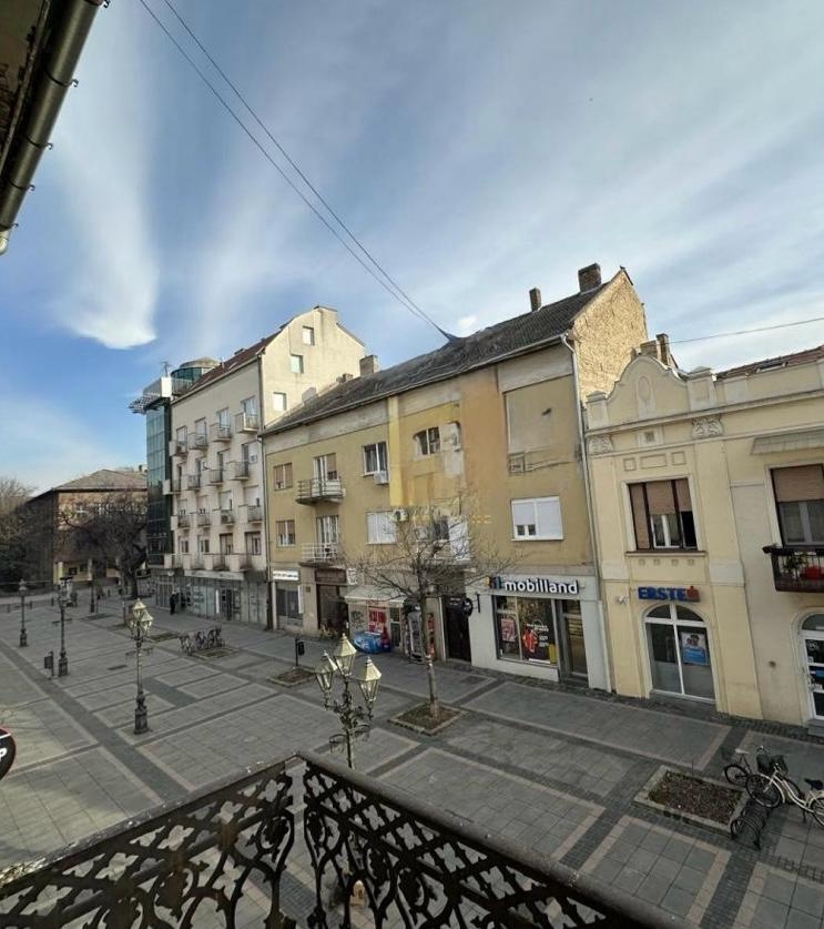 Prodaje se ceo sprat-vise stanova u centru Sombora