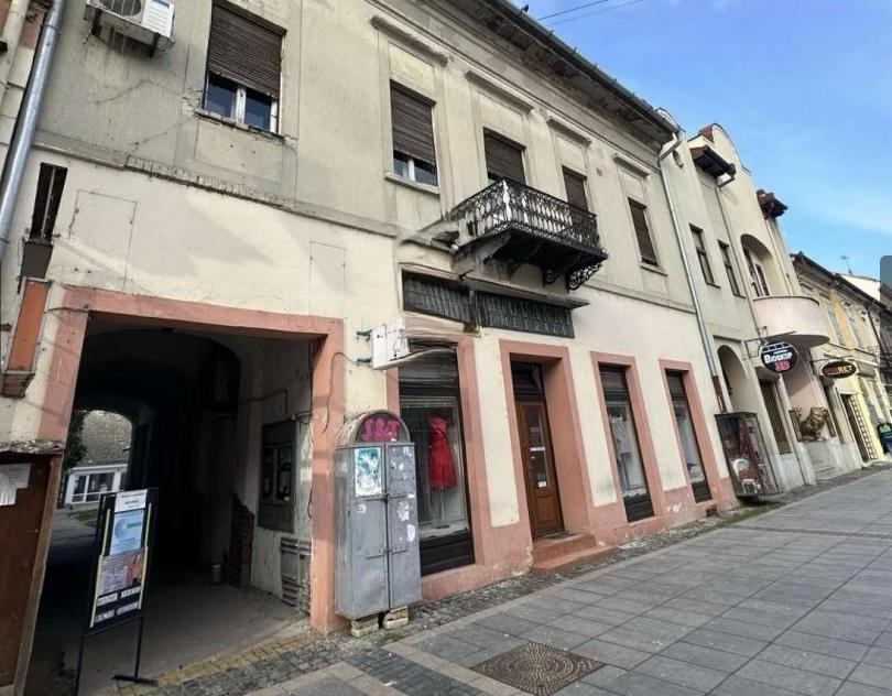 Prodaje se ceo sprat-vise stanova u centru Sombora