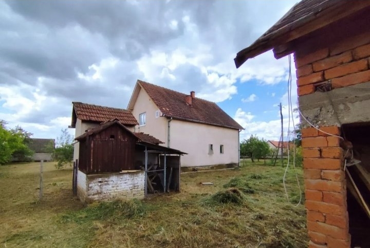 Prodajem kucu u selu Provo-Vladimirci