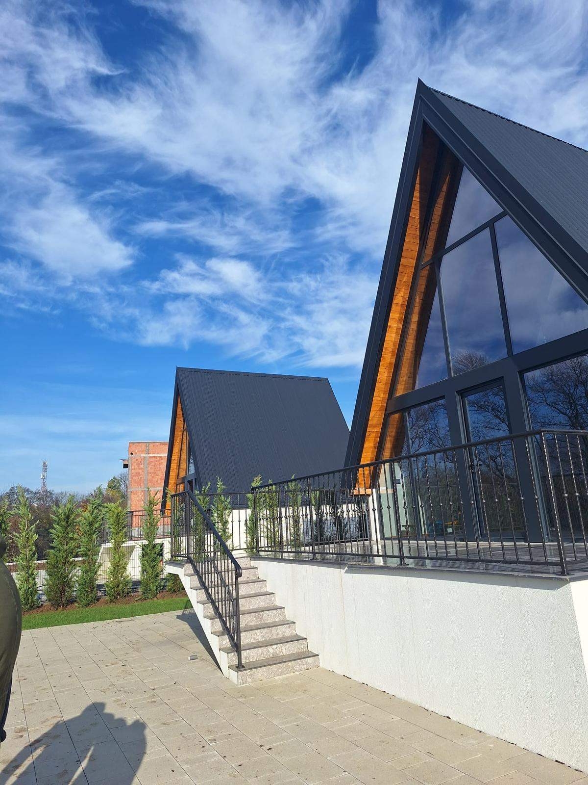Na prodaju Luxury Villas&Poll,Aranđelovac