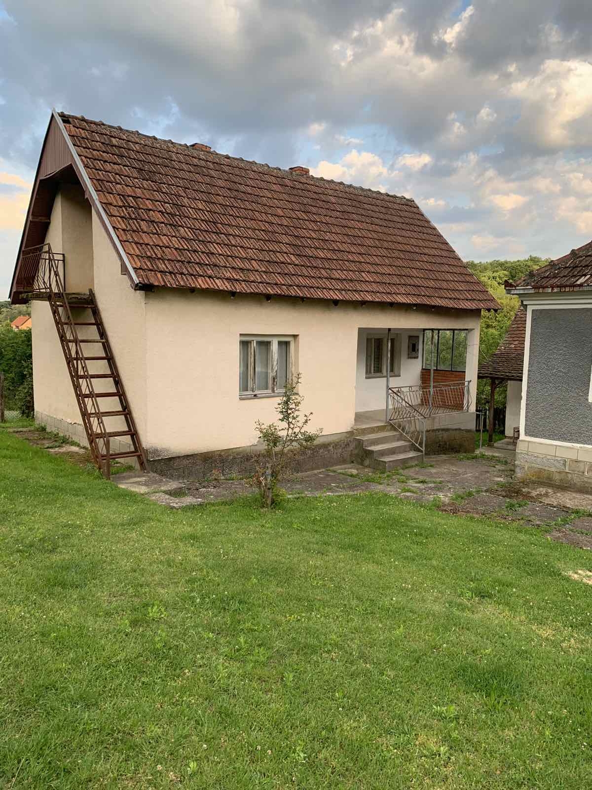 Dve kuce na prodaju-Bogovadja