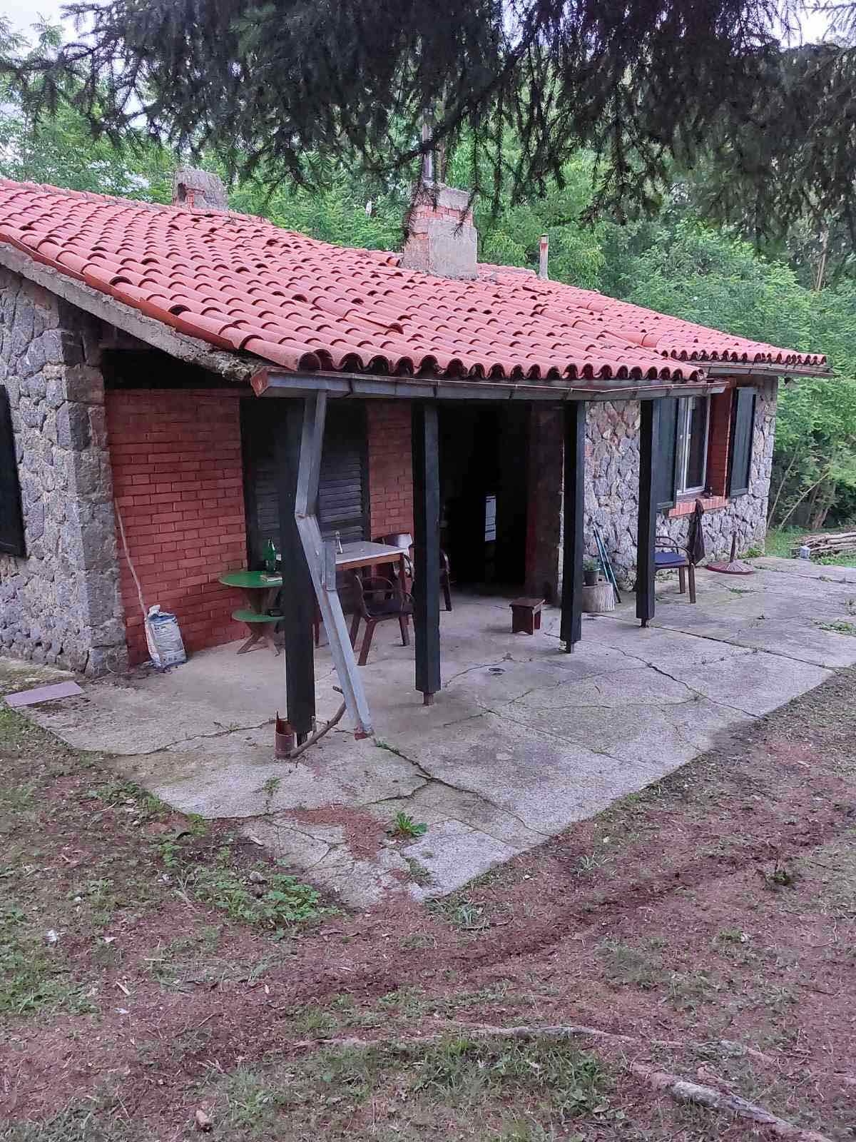 Prodajem kamenu kucu
