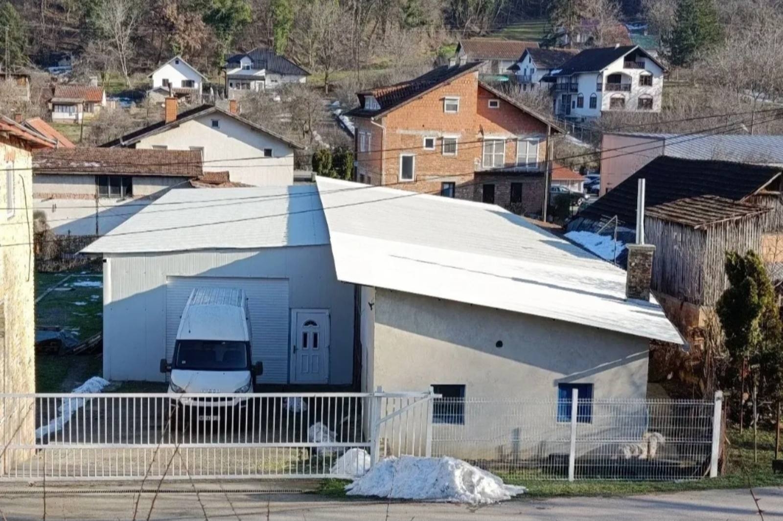 Na prodaju stambeno-poslovni objekat (kuca,hala)