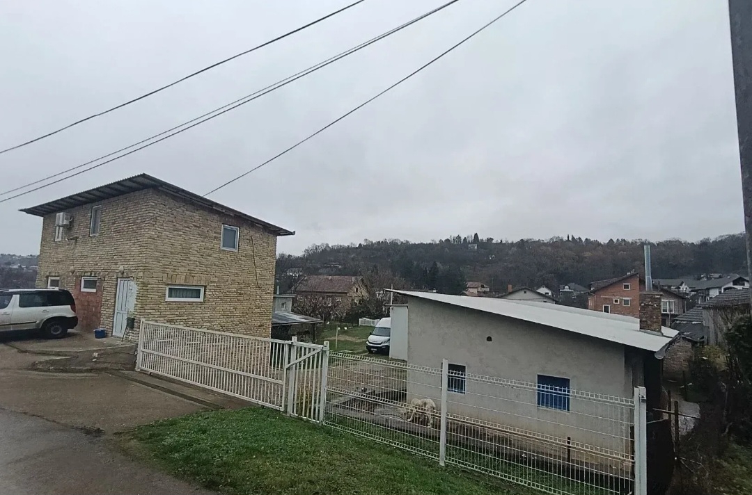 Na prodaju stambeno-poslovni objekat (kuca,hala)