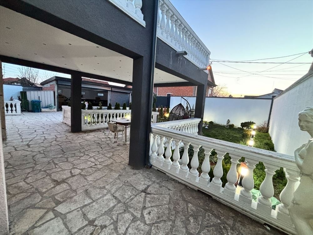 Palilula-Borca 220m2+75m2 na 6.5ari placa