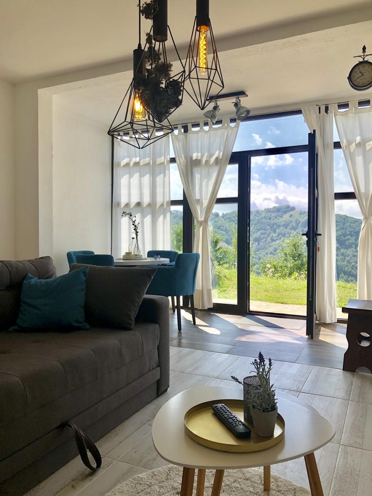 LUX apartman sa dvoristem i panoramskim pogledom