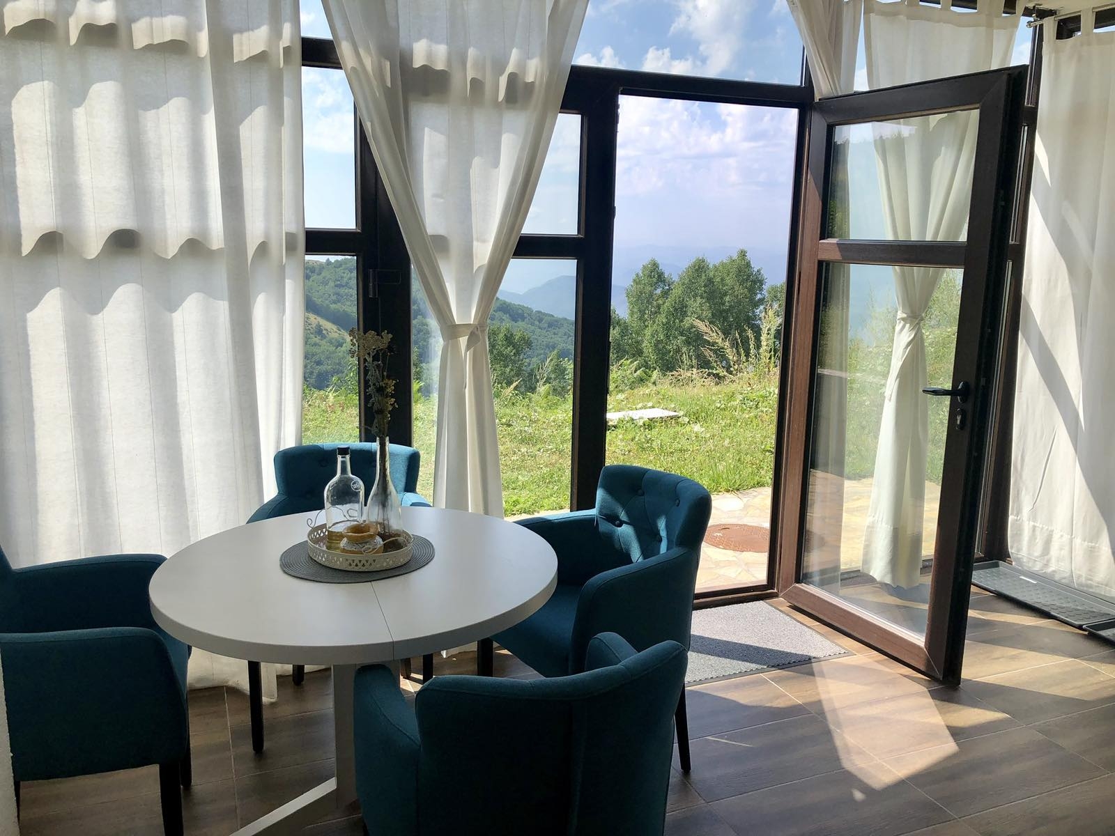 LUX apartman sa dvoristem i panoramskim pogledom