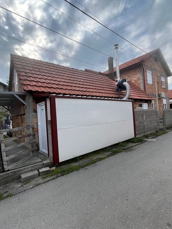 Prodajem kucu u Batajnici u lepom kraju