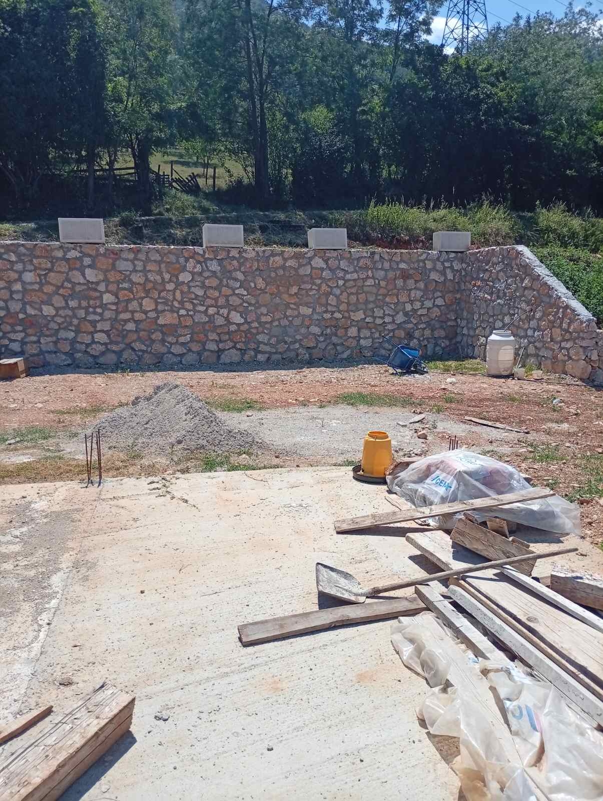Prodajem plac na obroncima Tare