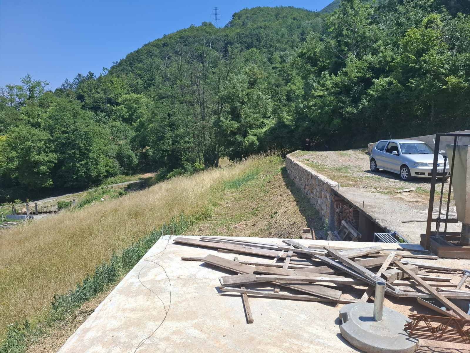 Prodajem plac na obroncima Tare