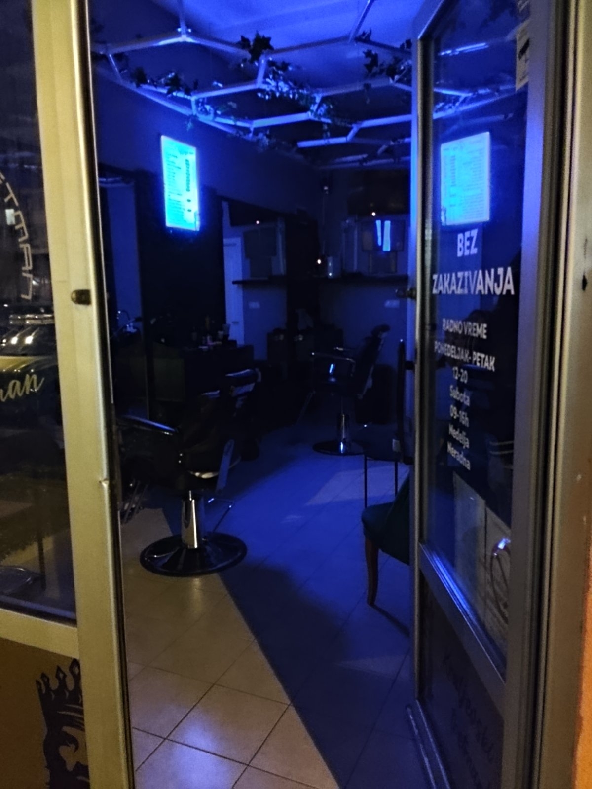 Izdajem frizerski salon u Novom Sadu