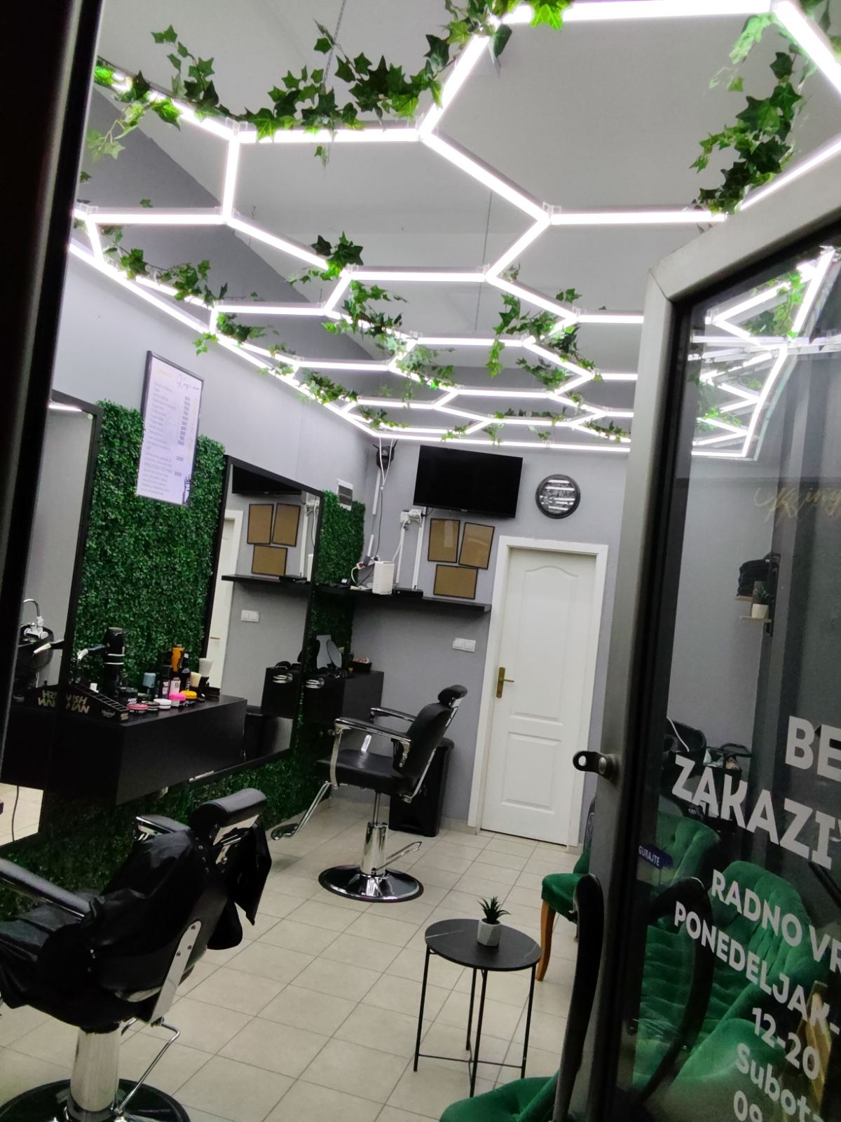 Izdajem frizerski salon u Novom Sadu