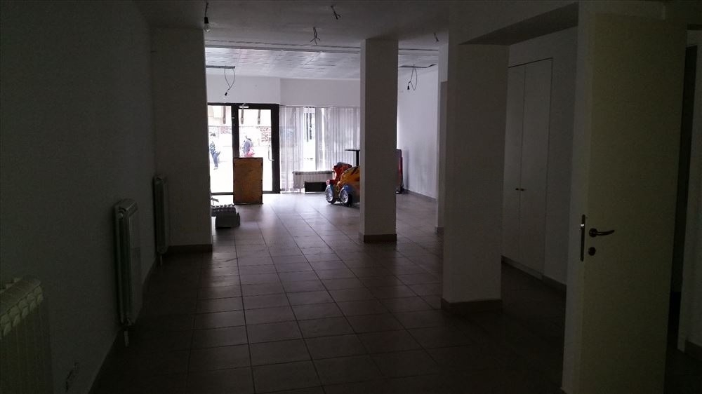 Lokal 81m2 u centru Grocke-pesacka zona