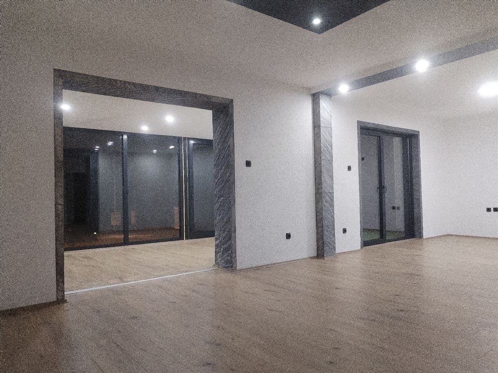 Sremcica,centar ul.Beogradska lokal 55m2(+11m2)