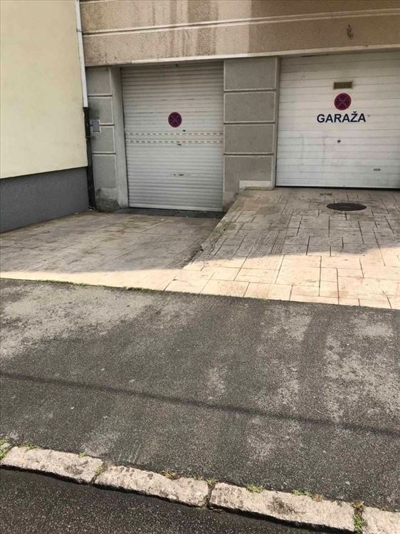 Garaza sa pripadajucim garaznim mestom