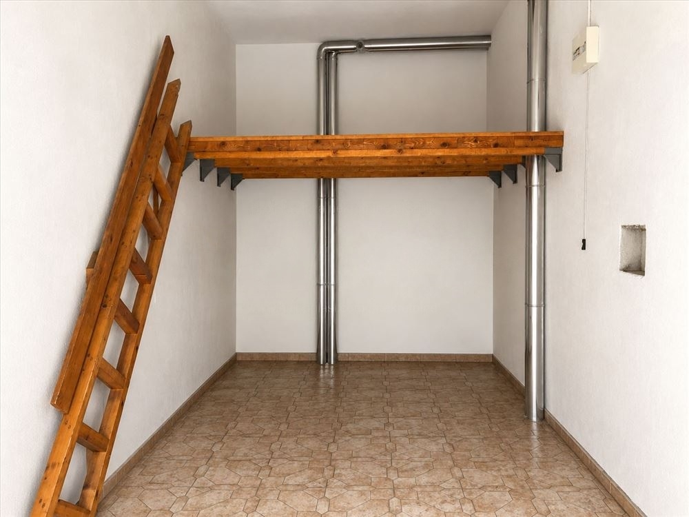 Garaza sa pripadajucim garaznim mestom