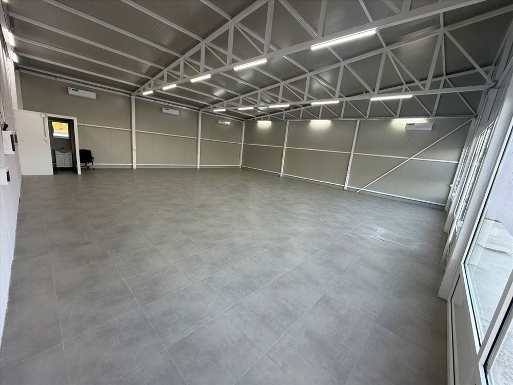 Izdaje se poslovni lokal 160m2-Batajnica