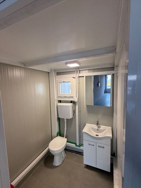 Izdaje se poslovni lokal 160m2-Batajnica