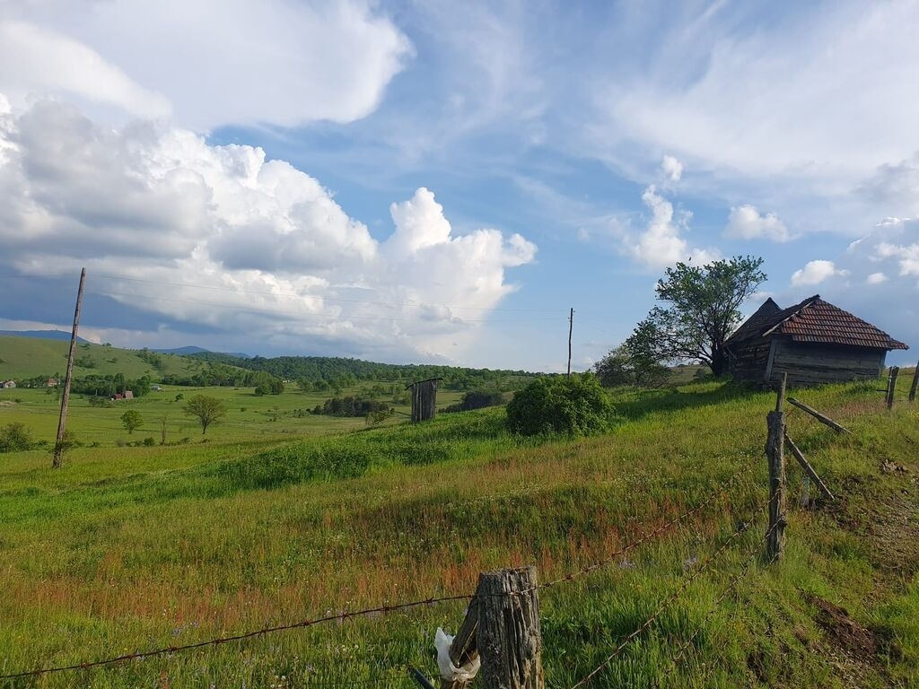Na prodaju plac 40ari sa starom Chalet kucom