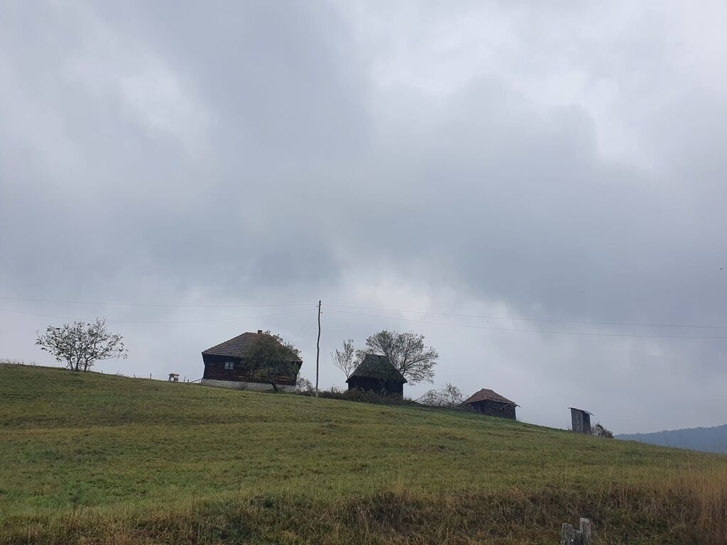 Na prodaju plac 40ari sa starom Chalet kucom