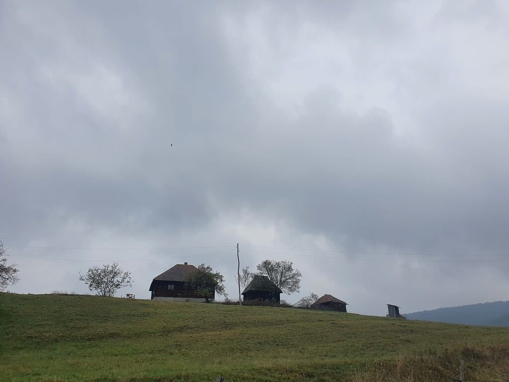 Na prodaju plac 40ari sa starom Chalet kucom