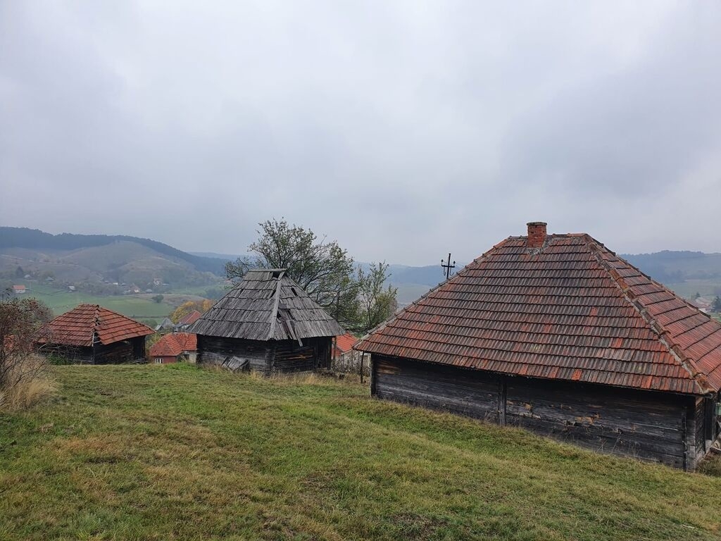 Na prodaju plac 40ari sa starom Chalet kucom