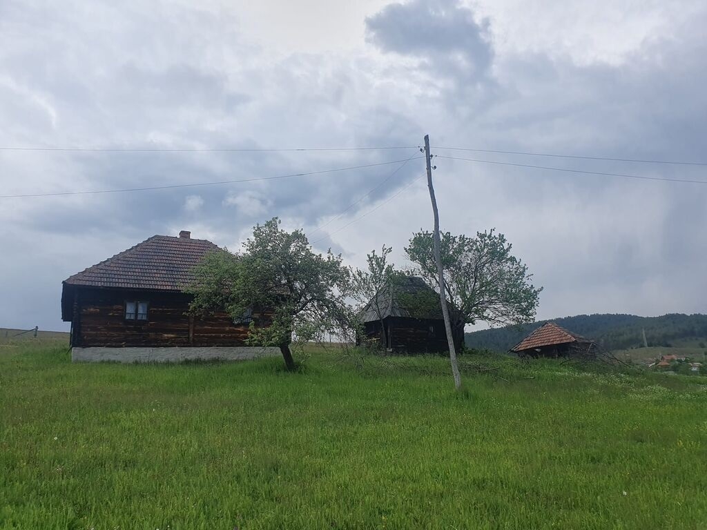Na prodaju plac 40ari sa starom Chalet kucom