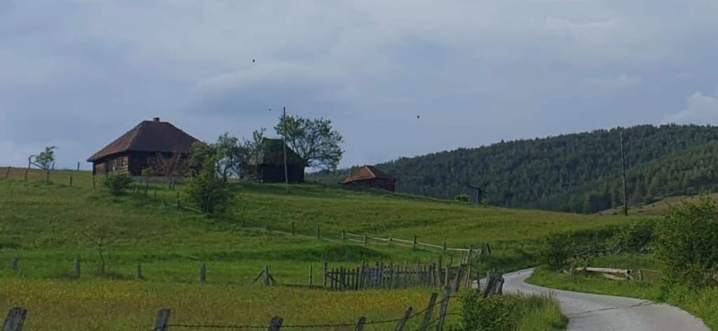 Na prodaju plac 40ari sa starom Chalet kucom