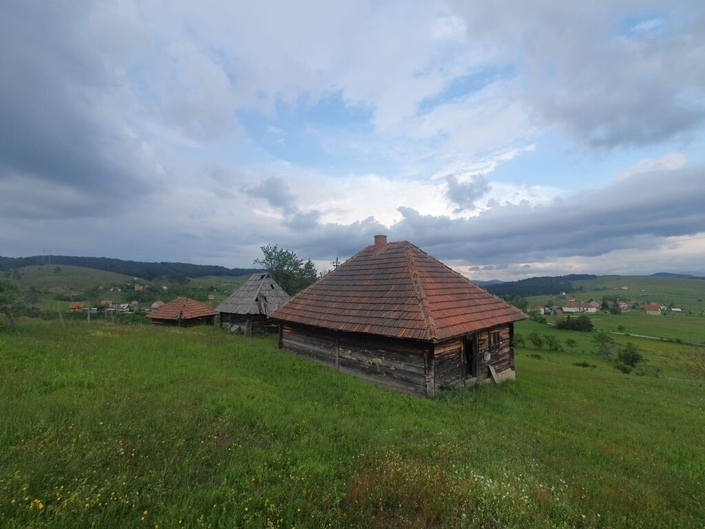 Na prodaju plac 40ari sa starom Chalet kucom