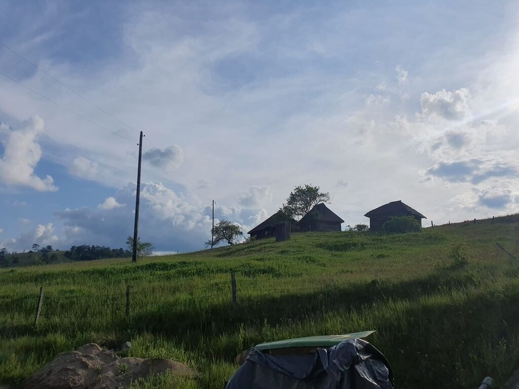 Na prodaju plac 40ari sa starom Chalet kucom