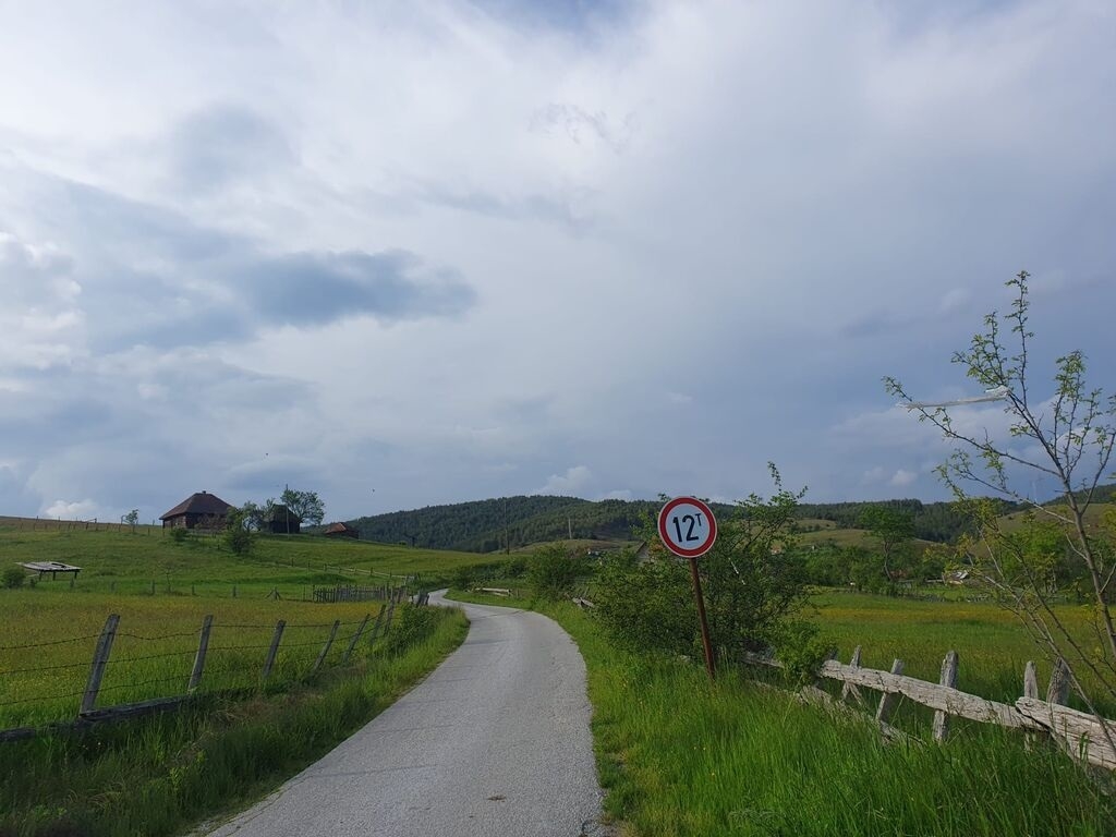 Na prodaju plac 40ari sa starom Chalet kucom