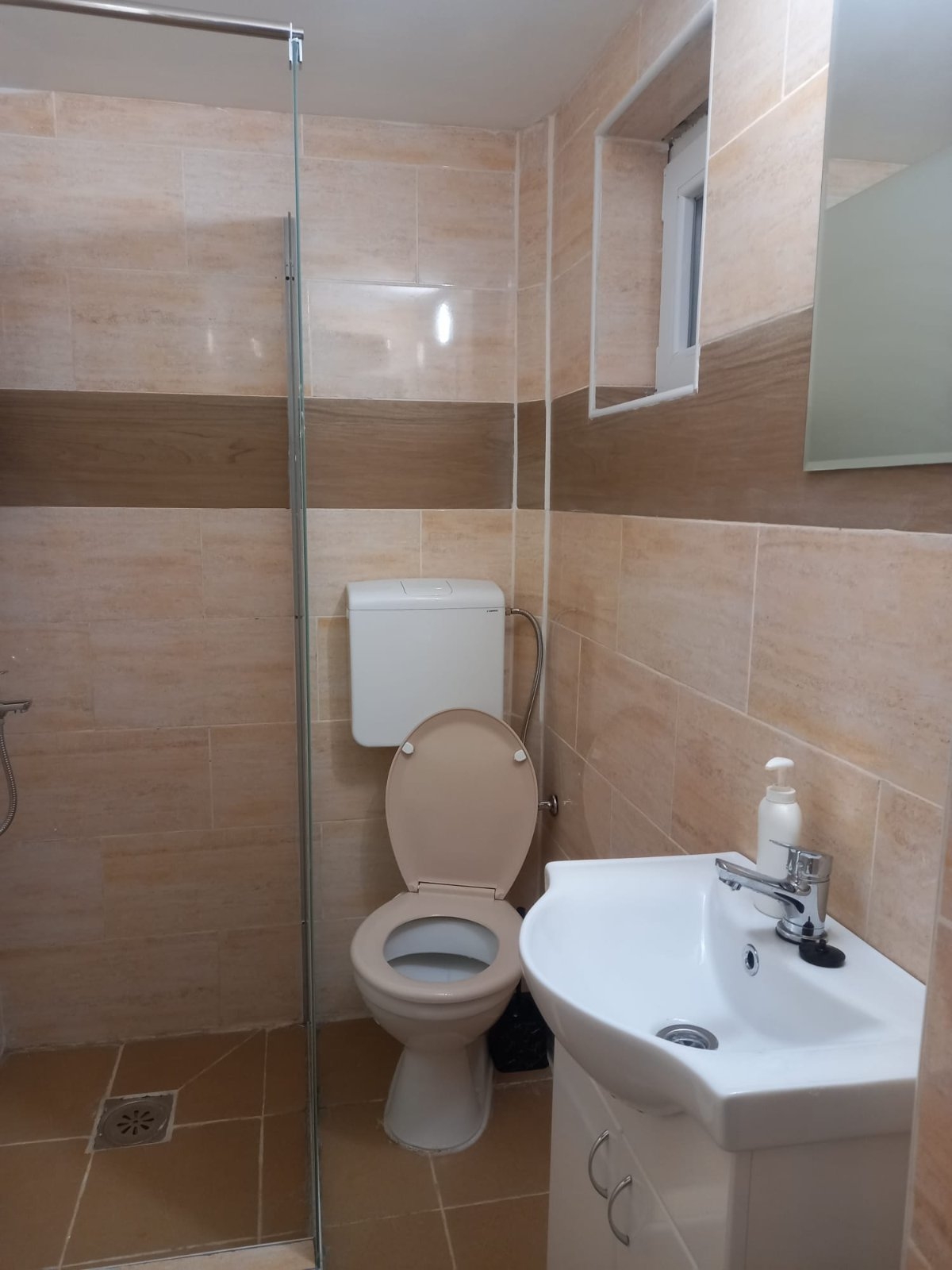 Izdajem jednosobnu kucu u Zemunu